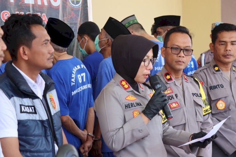 Kapolres AKP Herlina memberikan keterangan di depan para wartawan. Istimewa 