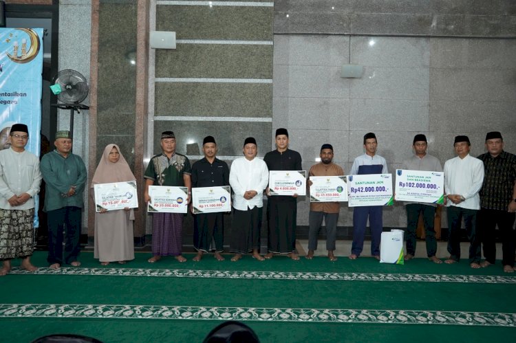 Kegiatan Nuzulul Quran 1445 H Diwarnai Penyerahan Dari Baznas Salatiga Di Masjid Agung Darul Amal Salatiga, Kamis (28/03). Erna Yunus B/RMOLJateng