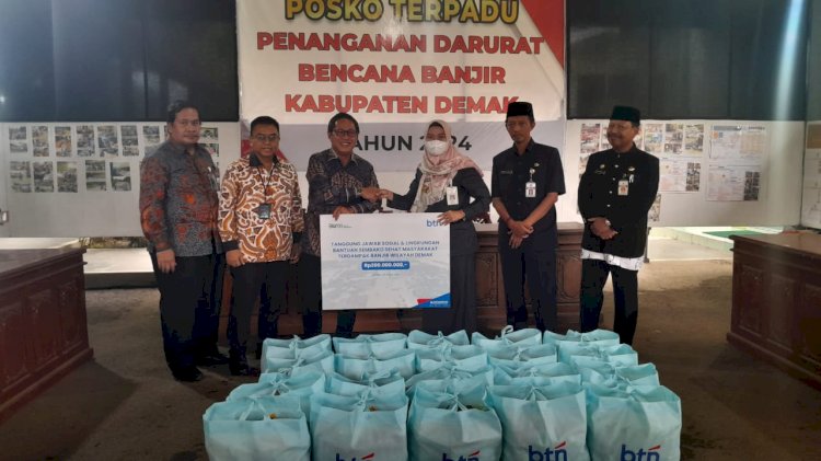 SEVP Operations BTN, Alex Sofjan Noor, menyerahkan bantuan secara simbolis kepada warga terdampak kepada Bupati Demak, di Posko Terpadu, Kamis (28/3). Nungki/RMOLJateng