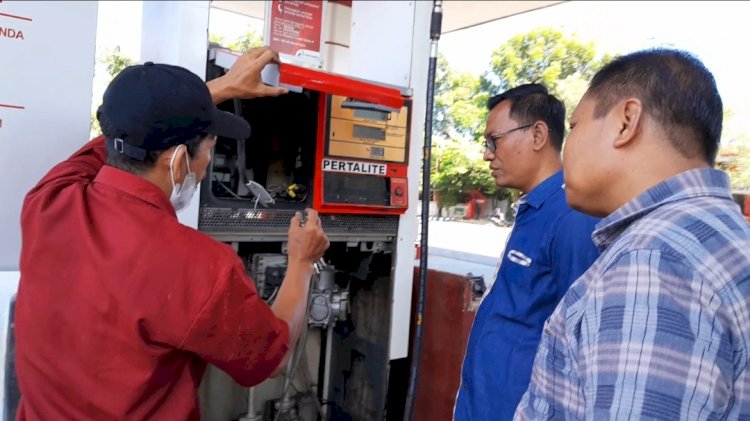 Kasat Reskrim Polres Demak, AKP Winardi, melakukan sidak di beberapa SPBU di Kabupaten Demak. Nungki/RMOLJateng