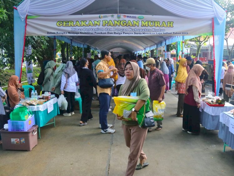 Dinas Perdagangan Kudus Segera Menggelontorkan 2000 Paket Sembako Murah Melalui Pasar Murah, Jumat (29/03). Arif Edy Purnomo/RMOLjateng
