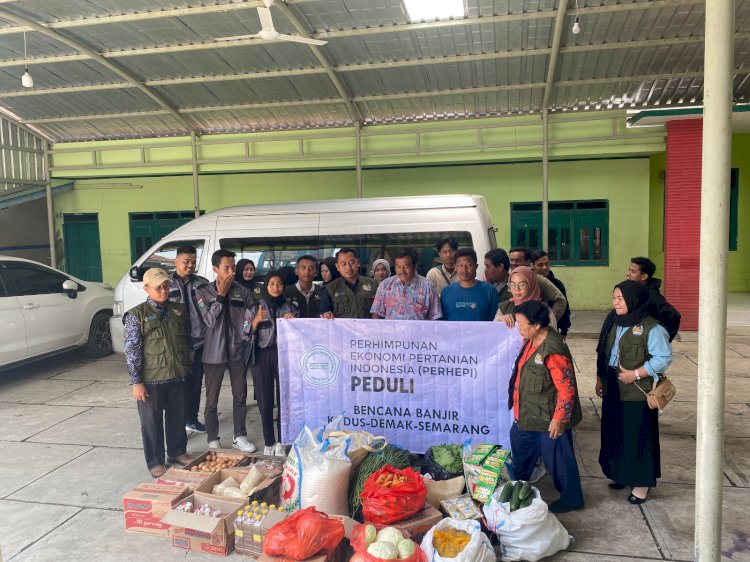 Prodi Agribisnis Universitas Muria Kudus Diamanahi Perhimpunan Ekonomi Pertanian Indonesia Menyalurkan Bantuan Sembako Bagi Korban Banjir Di Kudus Dan Demak. Arif Edy Purnomo/RMOLJateng