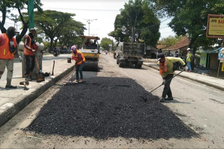 Dinas Pekerjaan Umum Dan Penataan Ruang (PUPR) Kudus Menggunakan Dana APBD Sekitar Rp7 Miliar Untuk Perbaikan Rutin Jalan Rusak. Arif Edy Purnomo/RMOLJateng