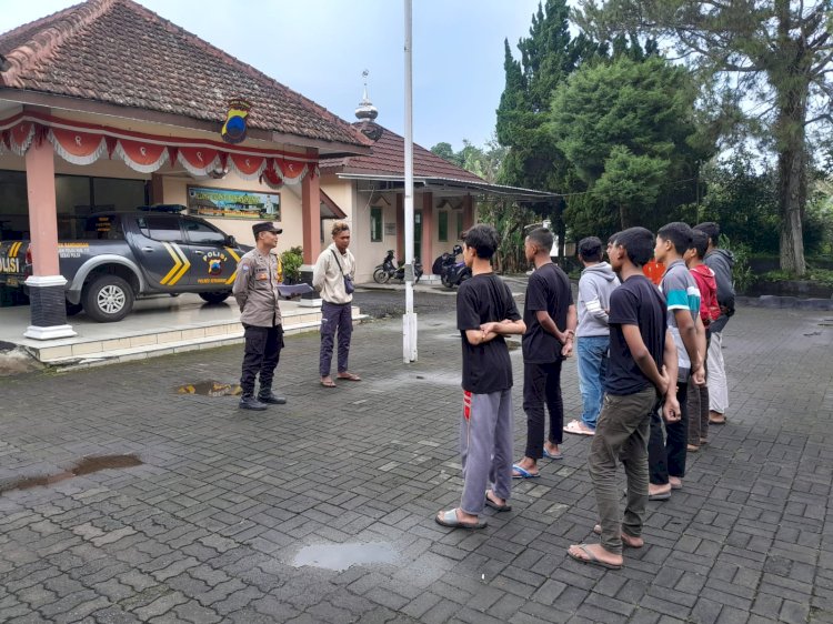 Belasan Remaja Saat Diamankan Di Polsek Bandungan Saat Hendak Melakukan Perang Sarung, Jum'at (29/03). Erna Yunus B/RMOLJateng
