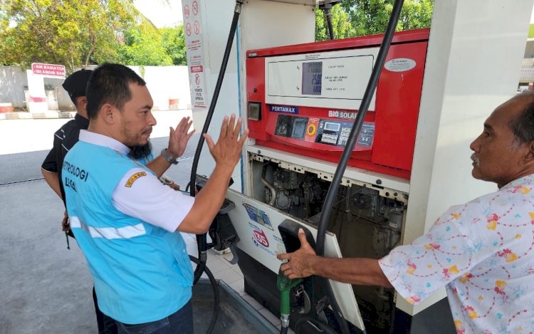 Petugas saat lakukan pengecekan di SPBU Grobogan, Jumat (29/3) siang. Rubadi/RMOLJateng
