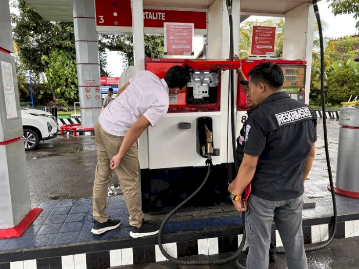 Satreskrim Polres Karanganyar bersama Disperindag sidak ke sejumlah SPBU di Karanganyar. Dian Tanti/RMOLJateng