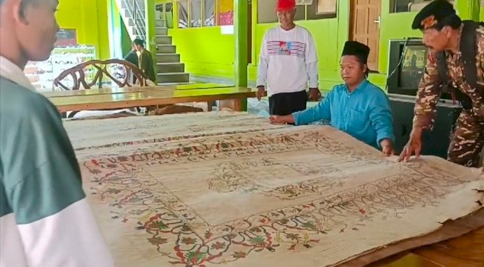 Al Quran Berukuran Raksasa Tersimpan Sebagai Amanah Di Pondok Pesantren Nurul Huda Sragen. Dian Tanti Burhani/RMOLJateng