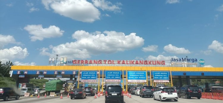 Gerbang Tol Yang Dikelola PT Jasa Marga Semarang-Batang Dengan 100 CCTV Yang Bisa Diakses Masyarakat Untuk Memantau Kepadatan Jalan Tol Dan Di Rest Area Selama Arus Mudik Dan Balik Lebaran 2024. Dicky A Wijaya/RMOLJateng