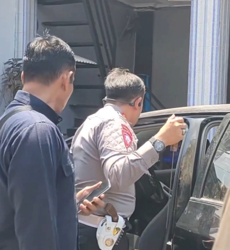Saat Olah TKP Di Lokasi Kejadian Pembacokan Di Depan Salah Satu Tempat Karaoke Di Argorejo, Sabtu (30/03), Polsek Semarang Barat Memeriksa Mobil Milik Pelaku Dan Menemukan Sebuah Senjata Tajam Yang Diduga Untuk Membacok Korban. Dokumentasi Dicky A Wijaya/RMOLJateng