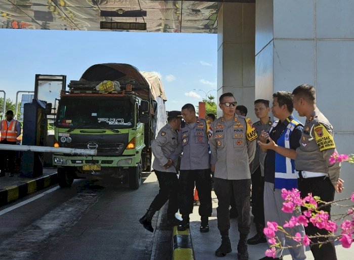Kapolres Karanganyar AKBP Jerrold H.Y. Kumontoy pimpin pengecekan di gerbang tol. Dian Tanti/RMOLJateng