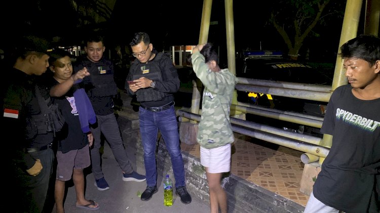 Belasan Pemuda Digelandang Tim Patroli Presisi Siraju Polres Jepara Karena Tertangkap Berpesta Miras Di Saat Bulan Ramadan, Minggu (31/03) Dini Hari. Arif Edy Purnomo/RMOLJateng