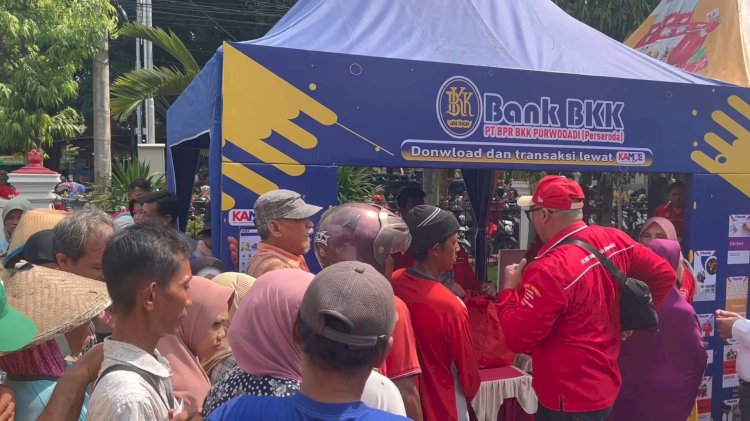 Warga Berjubel Akibat Khawatir Tak Kebagian Sembako Gratis Dalam Kegiatan Pasar Murah Di Halaman Setda Grobogan, Senin (01/04) Siang. Rubadi/RMOLJateng