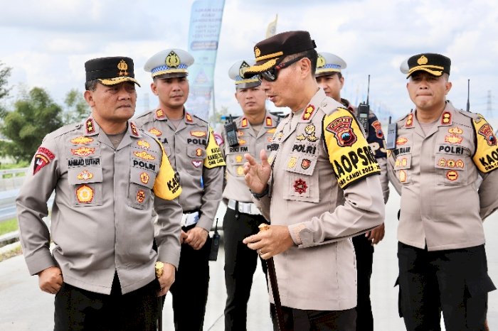 Kapolda Jateng Irjen Pol Ahmad Lutfi didampingi Kapolres Karanganyar AKBP Jerold HY Kumontoy sidak tol Solo Yogya. Dian Tanti/RMOLJateng