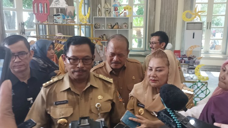 PJ Gubernur Nana Sudjana bersama Walikota Semarang Heverita G Rahayu usai acara Apel Siaga Pangan Murah di halaman balaikota Semarang Senin (1/4). Umar Dani/RMOLJateng