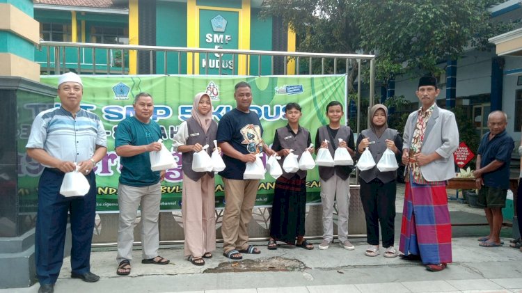Keluarga besar SMP Negeri 5 Kudus bagi-bagi takjil kepada masyarakat yang melintas di jalan depan sekolah setempat. Arif Edy Purnomo/RMOLJateng