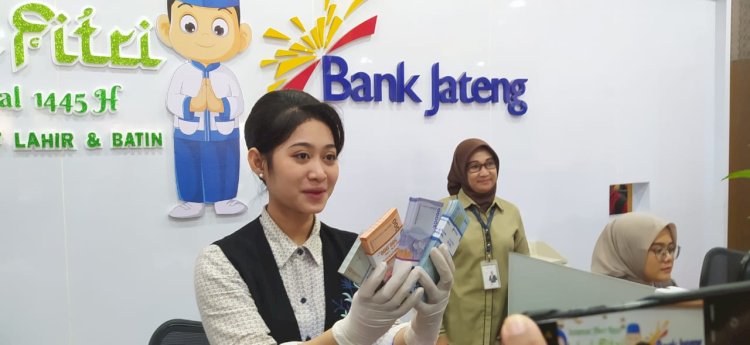 Bank Jateng Kudus Membuka Program ‘Serambi Rupiah’ Ntuk Melayani Penukaran Uang Baru Bagi Masyarakat. Arif Edy Purnomo/RMOLJateng