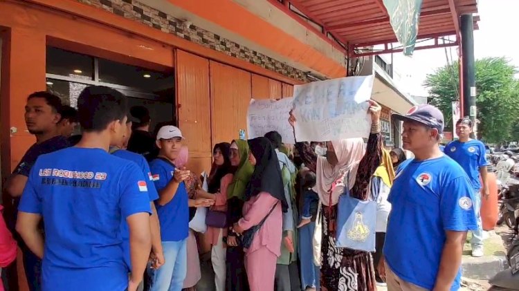 Nasabah BMT Mitra Umat Pekalongan saat melakukan aksi di kantornya