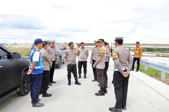 Kapolda Jateng Irjen Pol Ahmad Lutfi cek kesiapan tol fungsional. Dok.RMOLJateng
