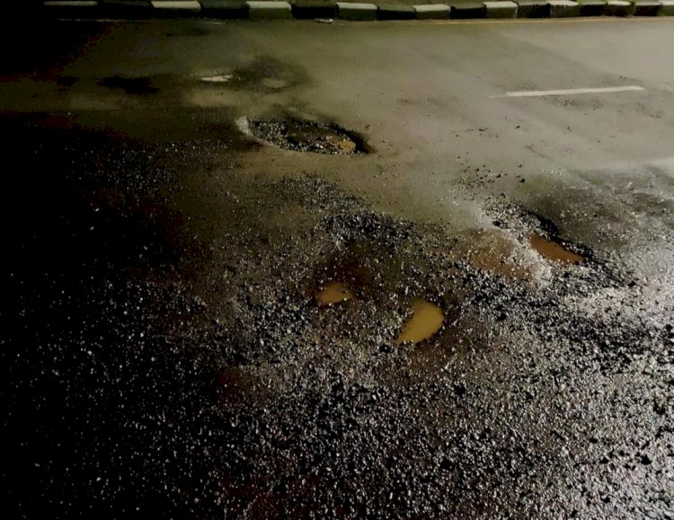 Jalan rusak dan berlubang di beberapa ruas protokol dan arteri di Kota Semarang yang belum diperbaiki, dikeluhkan masyarakat. Dicky Aditya/RMOLJateng