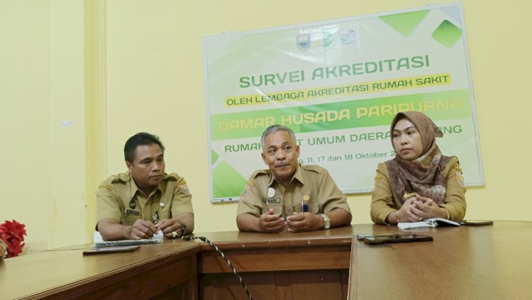 Kepala Bidang Keperawatan Samuri (tengah) menjelaskan pelayanan RSUD Batang selama masa cuti Lebaran 2024. Bakti Buwono/RMOLJateng