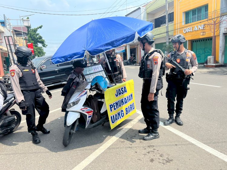 Polisi menyisir dan memeriksa deretan lapak jasa penukaran uang yang berada di pinggir jalan di Kota Kudus. Arif Edy Purnomo/RMOLJateng