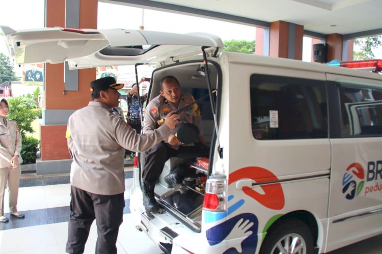 Kapolres Kudus AKBP Dydit Dwi Susanto mengecek bantuan hibah mobil ambulan dari BRI Kudus. Arif Edy Purnomo/RMOLJateng