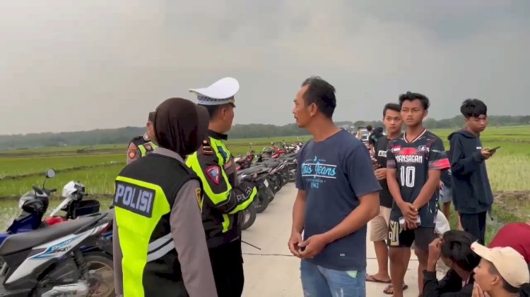 Kapolsek Tawangharjo Dan Satlantas Grobogan Saat Menggagalkan Aksi Balap Liar Di Plosorejo Dan Rejosari Grobogan. Rubadi/RMOLJateng