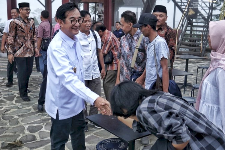 Pj Bupati Sepyo Achanto serta pejabat teras Pemkab Magelang saat buka dengan wartawan PWI Kabupaten Magelang di Ketep Pass.  Istimewa