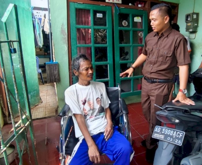 Bantuan kursi roda untuk Suti Hapsoro dari Anung Marwoko yang konsisten bergerak untuk kemanusiaan. Dian Tanti/RMOLJateng