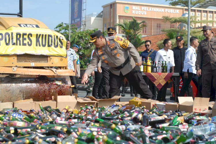 Pemusnahan miras hasil Operasi Penyakit Masyarakat, di Alun alun Kota. Arif Edy Purnomo/RMOLJateng