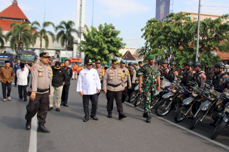 Pj Bupati Kudus, Hasan Chabibie mengecek kesiapan kendaraan pengamanan Operasi Ketupat Candi 2024 didampingi Kapolres Kudus dan Dandim 0722/Kudus. Arif Edy Purnomo/RMOLJateng