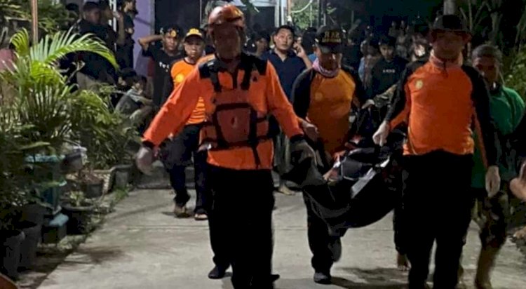 Petugas Search and Rescue (SAR) Saat Lakukan Evaluasi Korban Tenggelam Sungai Glugu Grobogan. Istimewa/RMOLJateng