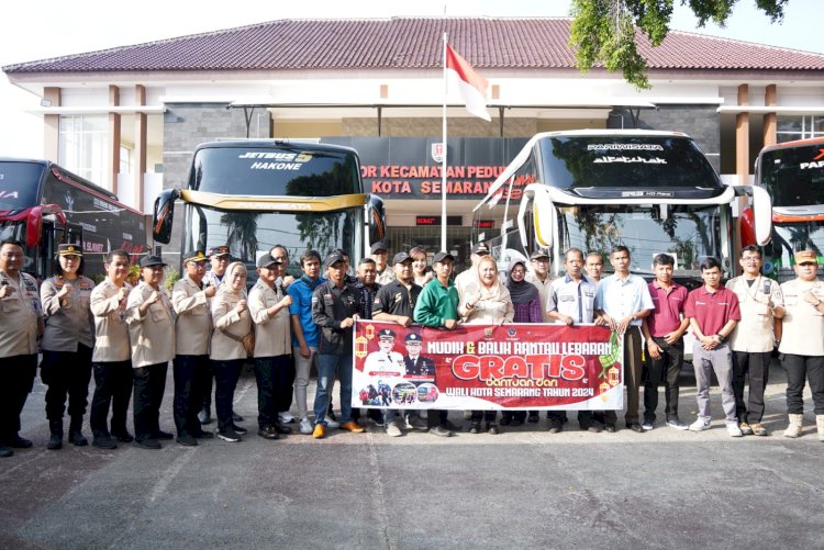 Wali Kota Semarang, Hevearita Gunaryanti Rahayu melepas secara langsung keberangkatan bus mudik gratis yang ditujukan bagi warga Kota Semarang yang merantau di DKI Jakarta di Kantor Kecamatan Pedurungan, Kota Semarang, Jumat (5/4). Umar Dani/RMOLJateng