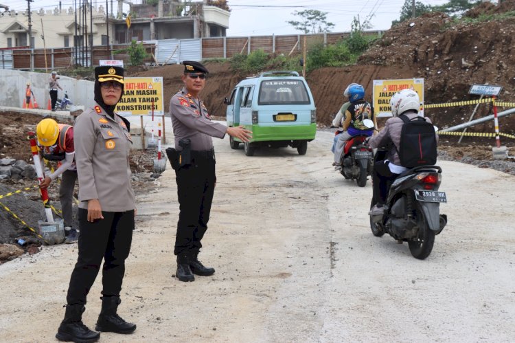 Kapolres Magelang Kota AKBP Herlina membuka jalan baru di Simpang Canguk. Istimewa