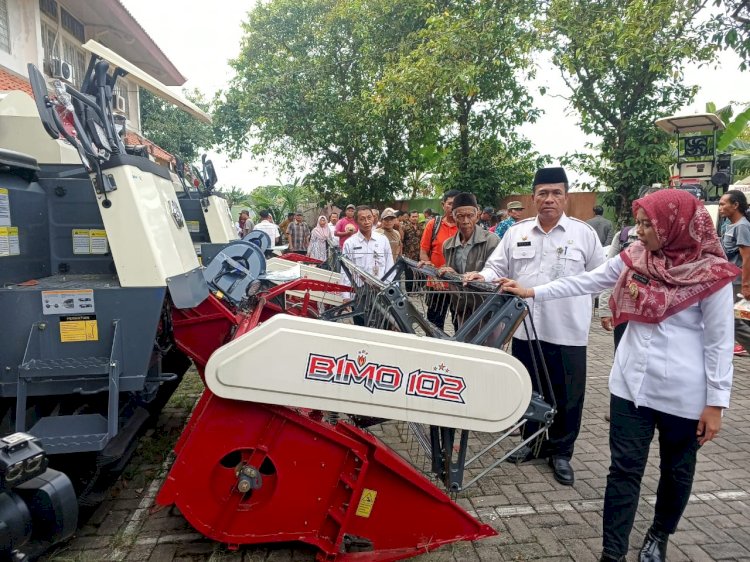 Bupati Demak Dan Kepala Dinas Pertanian Dalam Penyerahan Alat Pertanian Di Halaman Dinas Pertanian (Dinpertan) Demak. Nungki S Nurhidayanto/RMOLJateng