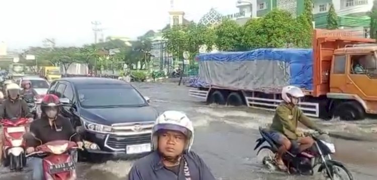 Jalur Pantura Kaligawe H-5 Mudik Lebaran Ini, Sabtu (06/04) Pagi Terendam Banjir Setinggi 30-40 Cm Yang Diakibatkan Meluapnya Kali Tenggang Sejak Tadi Malam. Dicky A Wijaya/RMOLJateng