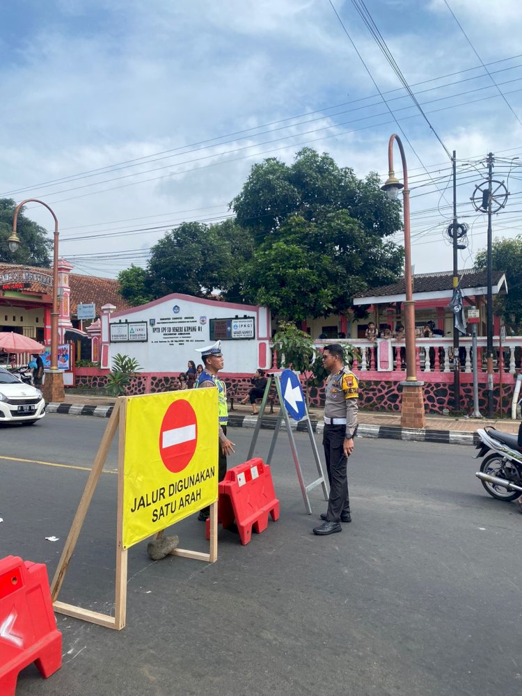 Polres Semarang Menghimbau Kepada Warga Kabupaten Semarang Dan Pengguna Jalan Yang Melintas Di Wilayah Kabupaten Semarang Untuk Tetap Mematuhi Rambu Rambu Dan Petunjuk Arahan Dari Petugas Kepolisian Di Lapangan. Hal Ini Untuk Mewujudkan Mudik Aman, Ceria, Penuh Makna. Polres Semarang Sudah Menerapkan One Way Khususnya Di Sepanjang Jalan Depan Pasar Ambarawa, Sabtu (06/04). Erna Yunus B/RMOLJateng