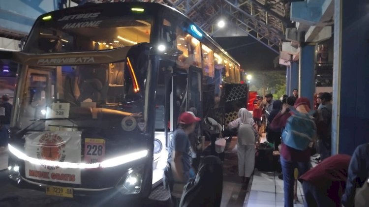 Warga Yang Mengikuti Program Mudik Gratis Tiba Dari Jakarta Di Terminal Tipe A Mangkang Kota Semarang, Sabtu (06/04) Malam. Umar Dani/RMOLJateng