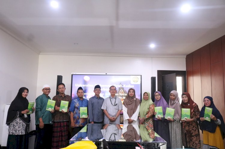 UMKU menyalurkan ZIS kepada guru-guru TK, KB, PAUD, TPQ, dan Madrasah Diniyah (Madin) di Kudus. Arif Edy Purnomo/RMOLJateng