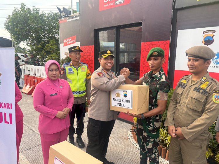 Bhayangkari Kudus memberikan tali asih kepada para petugas pengamanan di dua lokasi posko Lebaran. Arif Edy Purnomo/RMOLjateng
