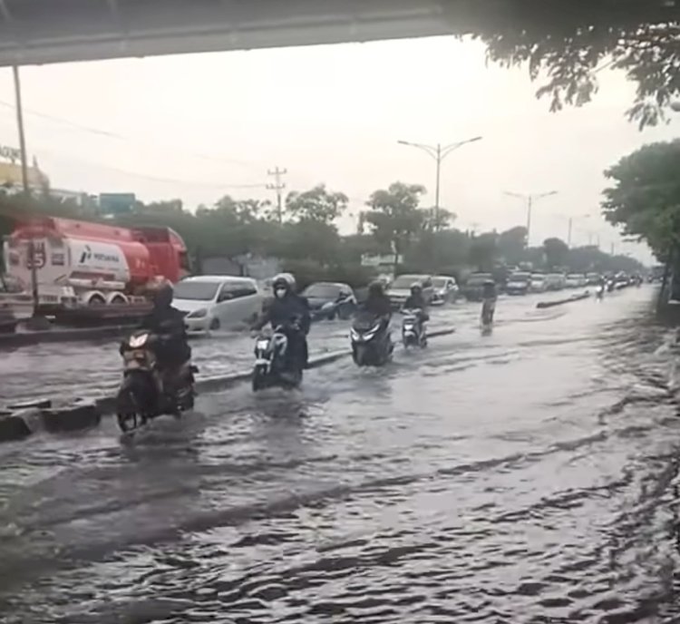 Genangan Banjir Di Jalur Pantura Kaligawe Belum Surut, Senin (08/04) Ini Dan Diprediksi Justru Akan Ada Ancaman Banjir Rob Pada 9 Dan 10 April. Dicky A Wijaya