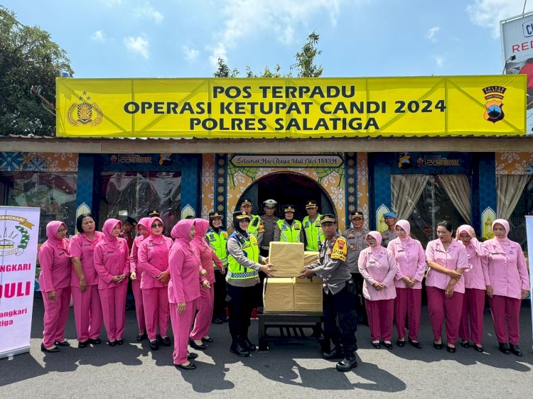 Kapolres Salatiga AKBP Aryuni Novitasari menyerahkan bingkisan sebagai salah satu support kepada petugas jaga, di Pospam Operasi Ketupat Candi (OKC) 2024, Senin (8/4). Erna Yunus B/RMOLJateng
