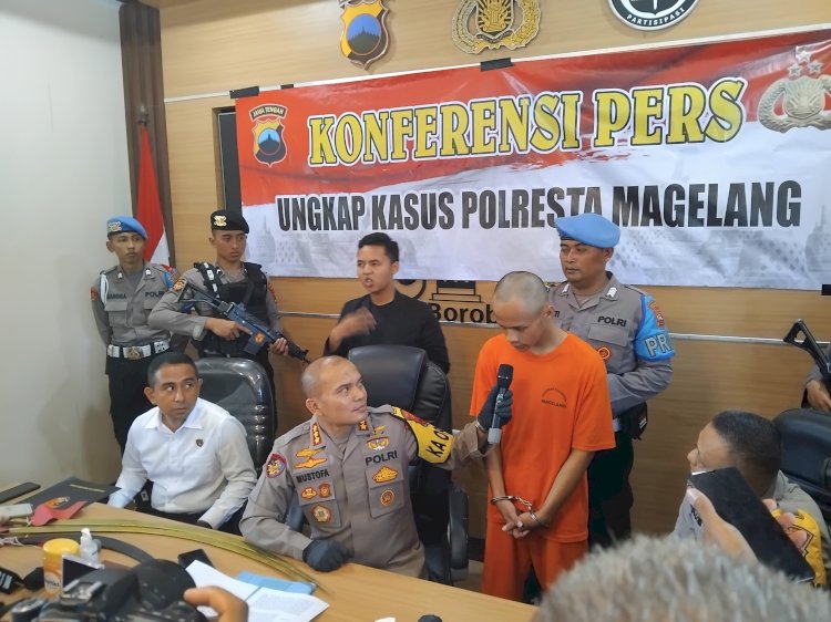 Kapolresta Magelang Kombes Pol Mustofa menunjukkan celurit milik FAZ, dalam konferensi pers. Tri Budi Hartoyo/RMOLJateng