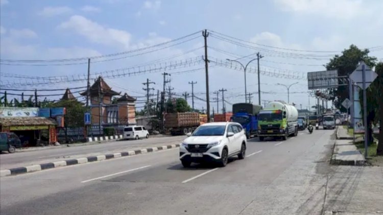 Arus lalu lintas di Jalur Pantura Mangkang terpantau cukup padat dan banyak kendaraan roda dua asal luar daerah. Dicky Aditya/RMOLJateng