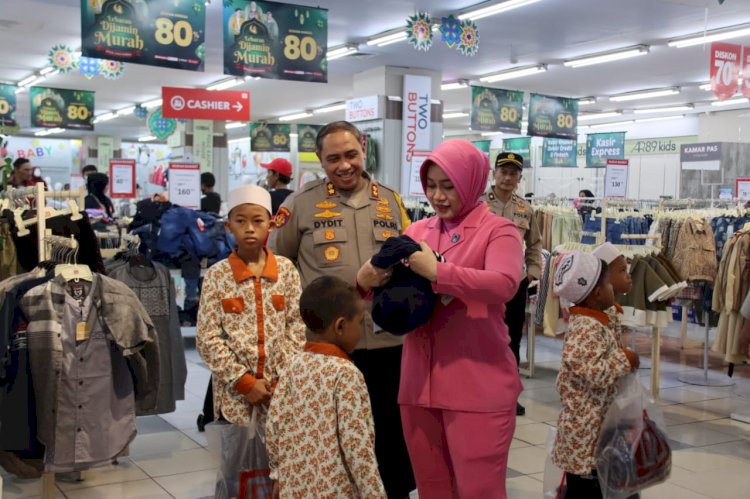 Di Sela-Sela Operasi Ketupat Candi 2024, Kapolres Kudus Yang Didampingi Ketua Bhayangkari Kudus Mengajak Belasan Anak Yatim Piatu Dan Membelikan Baju Lebaran Di Salah Satu Mall Kota Kretek. Arif Edy Purnomo/RMOLJateng