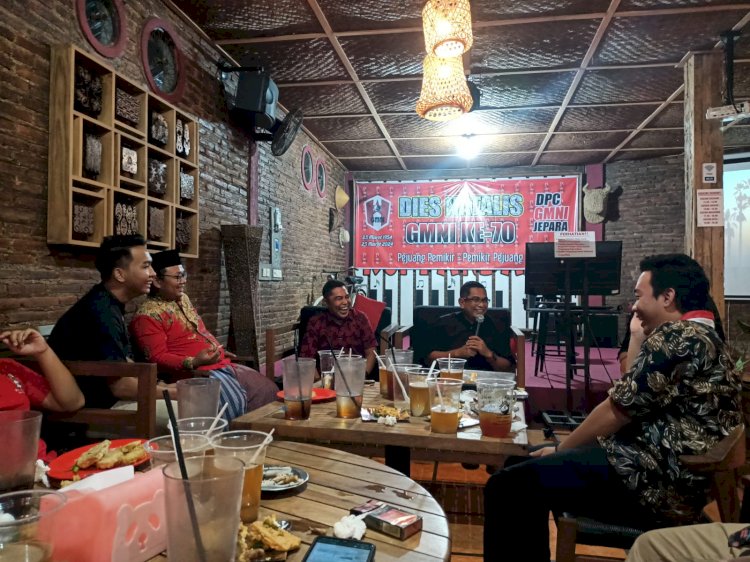 Ketua Dewan Pimpinan Cabang (DPC) PDI Perjuangan Kabupaten Jepara, Andang Wahyu Triyanto, Berpakaian Hitam Duduk Di Tengah. Arif Edy Purnomo/RMOLJateng