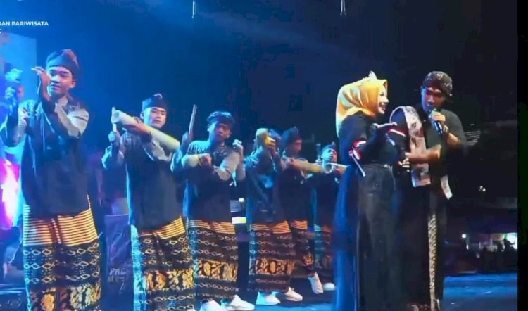 Belasan kelompok bersaing menunjukkan tampilan terbaik dalam Festival Thong-thong Lek dihadapan masyarakat Rembang dan dewan juri.  Arif Edy Purnomo/RMOLJateng