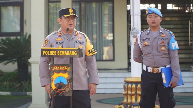 Kapolres Semarang, AKBP Achmad Oka Mahendra, Saat Memberikan Arahan Kepada Jajarannya Di Apel Siaga Operasi Ketupat Candi (OKC) 2024 Di Lapangan Tri Brata Polres Semarang Jelang Malam Takbiran, Selasa (09/04). Erna Yunus B/RMOLJateng