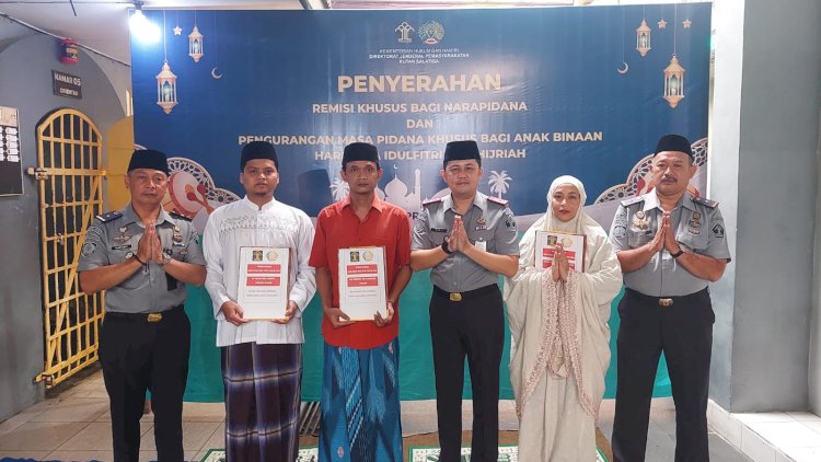 Kepala Rutan Salatiga Redy Agian Menyerahkan Remisi Khusus Hari Raya Idul Fitri 2024 Usai Penyerahan Remisi Selepas Shalat Ied Di Selasar Rutan Salatiga, Rabu (10/4). Erna Yunus B/RMOLJateng