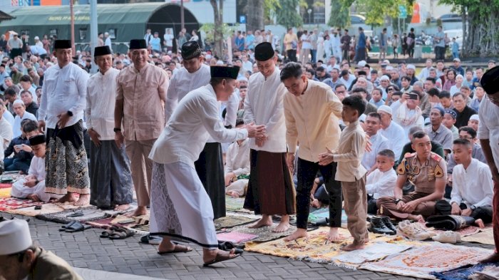 Gibran Dan Jan Ethes Bersalaman Usai Ikuti Salat Idulfitri Di Balaikota Solo, Rabu (10/04) Pagi. Dian Tanti Burhani/RMOLJateng